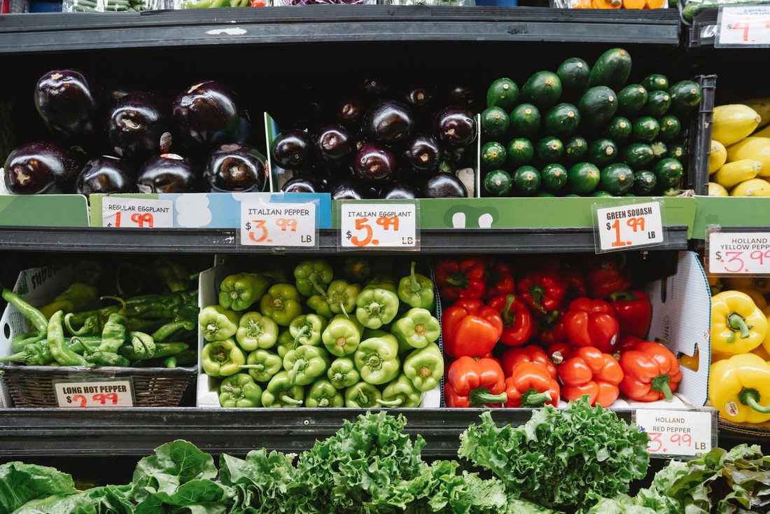 Rayon de fruits et légumes frais dans un commerce alimentaire