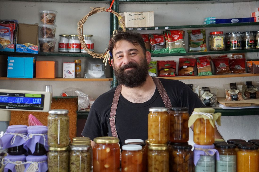 Commerçant dans son épicerie, prêt à utiliser l'outil