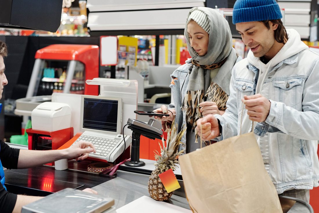 Caisse d'un commerce alimentaire en fin de journée